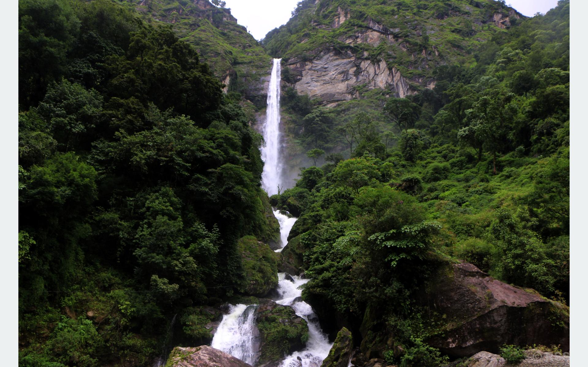 आहा मनै लोभ्याउने फुङफुङ्गे झरना