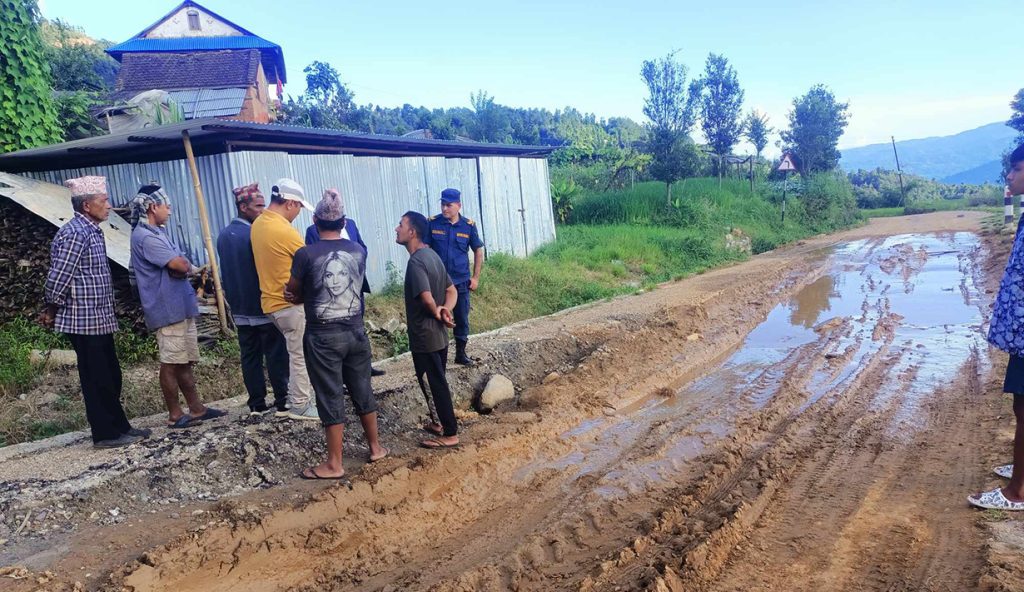 करिब साढे १० करोड लागतमा निर्माण भएकाे कालोपत्रे सडक तीन महिनामै भत्कियो