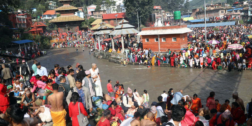 पितृप्रति श्रद्धा प्रकट गर्न बिहानैदेखि गोकर्णेश्वरमा भक्तजनको भीड