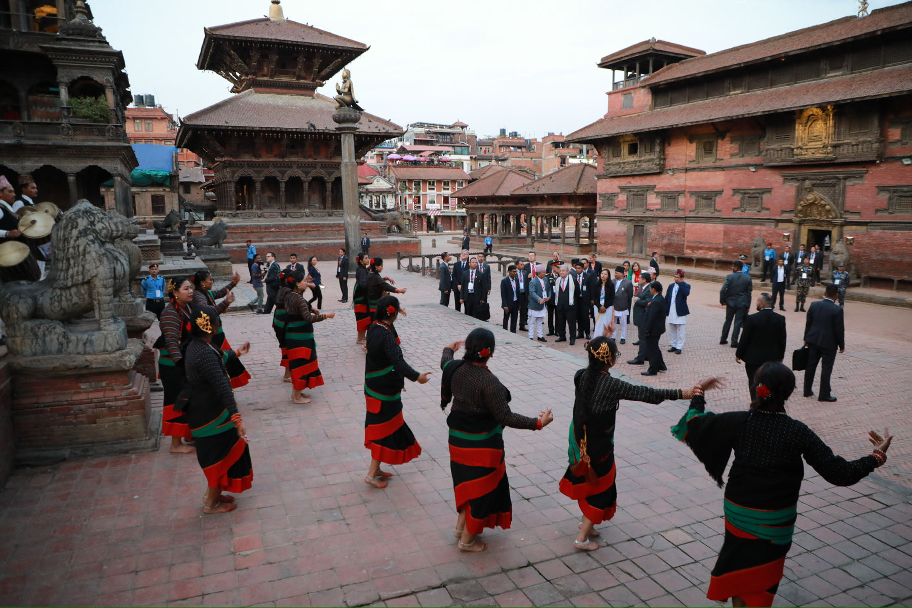 महासचिव गुटेरेसद्वारा पाटन दरबार क्षेत्रको अवलोकन, धिमे बाजा र परम्परागत नृत्य प्रस्तुत 