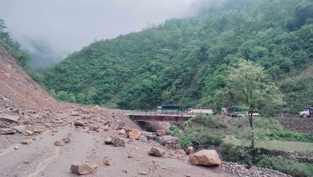 अवरुद्ध मध्यपहाडी लोकमार्ग एकतर्फी खुल्यो, कोरिडोर अझै ठप्प