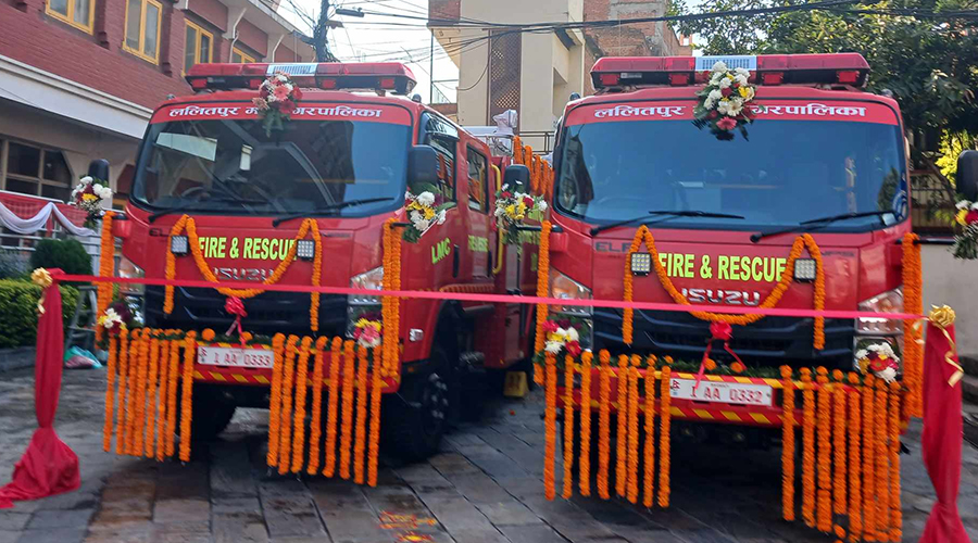 १०० मिटर टाढासम्म पानी फाल्ने क्षमताका २ वटा दमकल ललितपुर महानगरमा थपिए