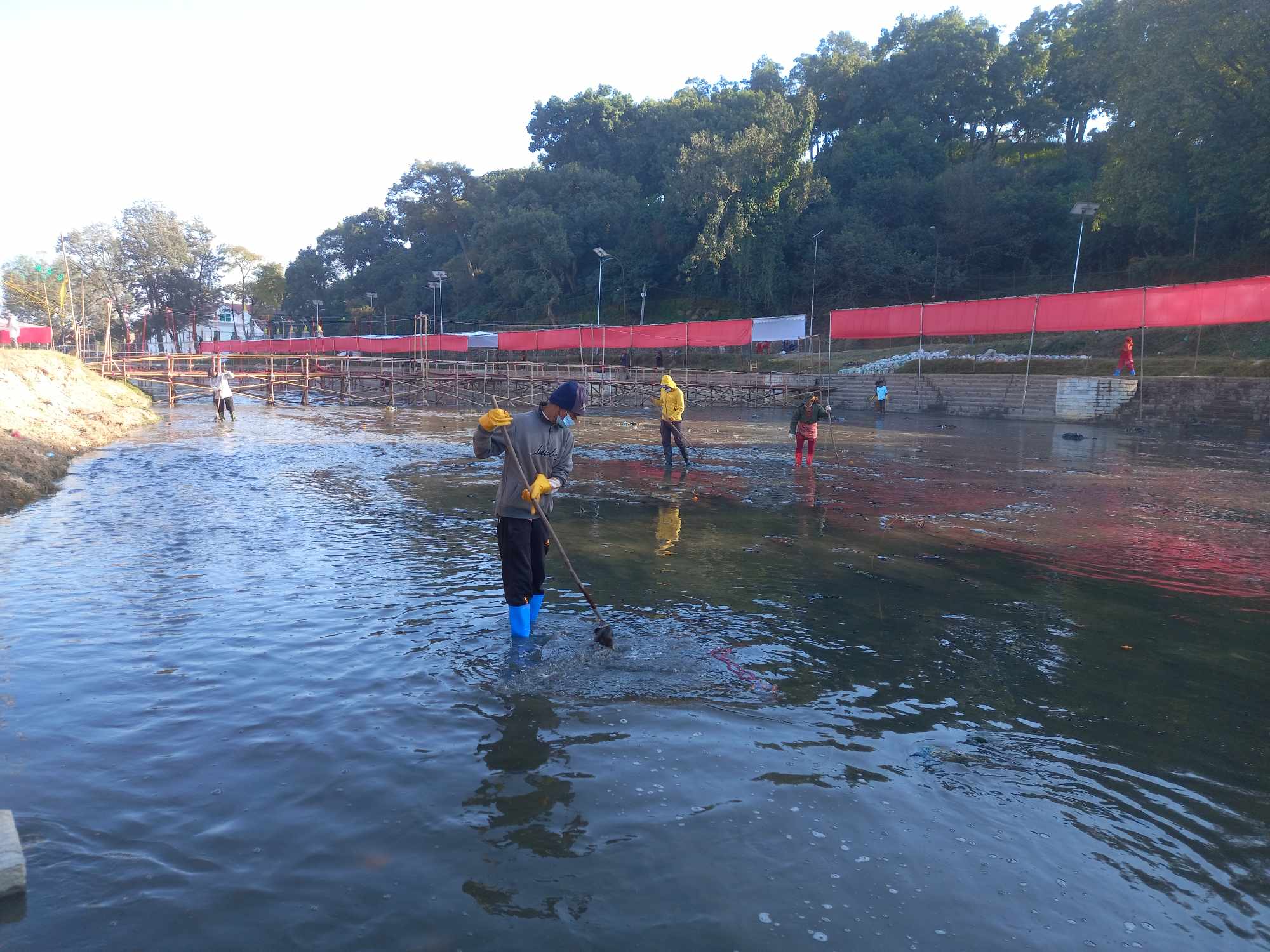 सूर्यको पूजा आराधना गरी छठ मनाइदै