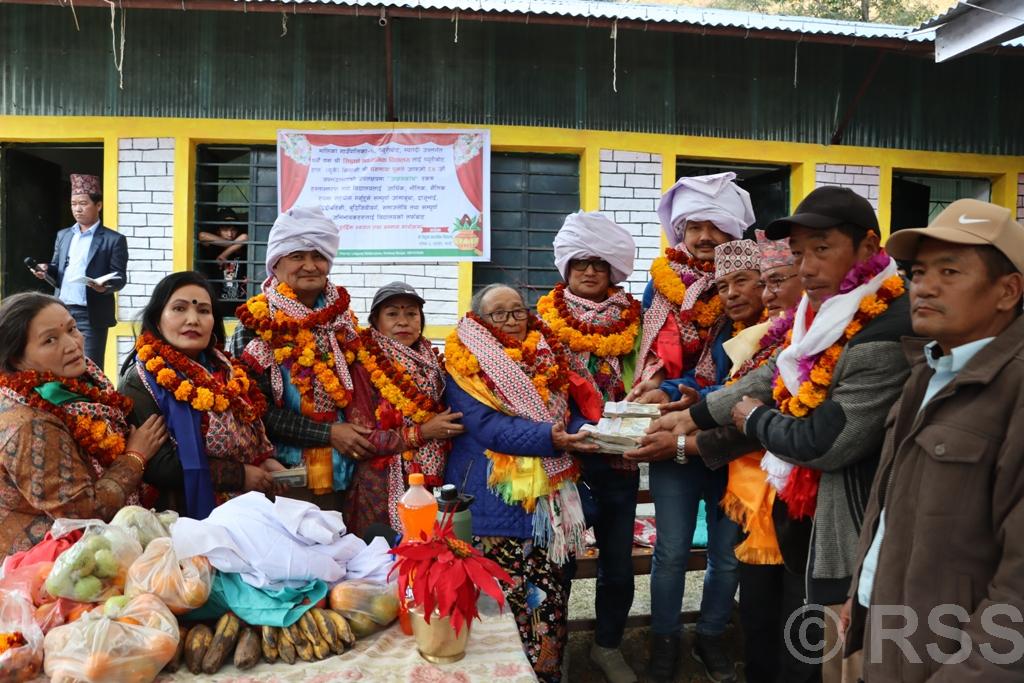 चौरासी पूजाको खर्च कटाएर विद्यालयलाई चार लाख सहयोग