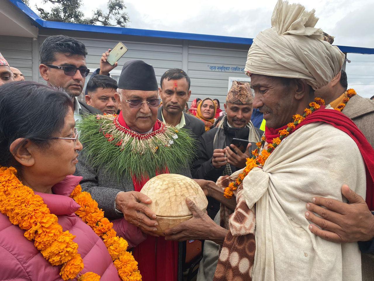 एमाले अध्यक्ष ओलीलाई राउटे मुखिया शाहीले दिए कोसी उपहार