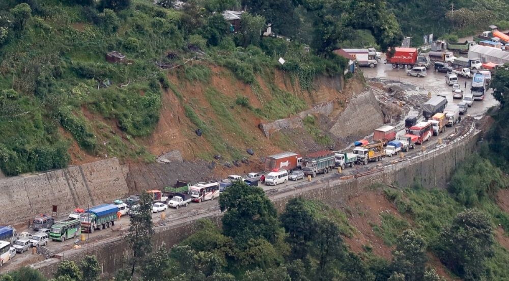 निरन्तरको वर्षाले नौबिसेमा लेदोसहितको पहिरो, दुईतर्फ सडक अवरुद्ध