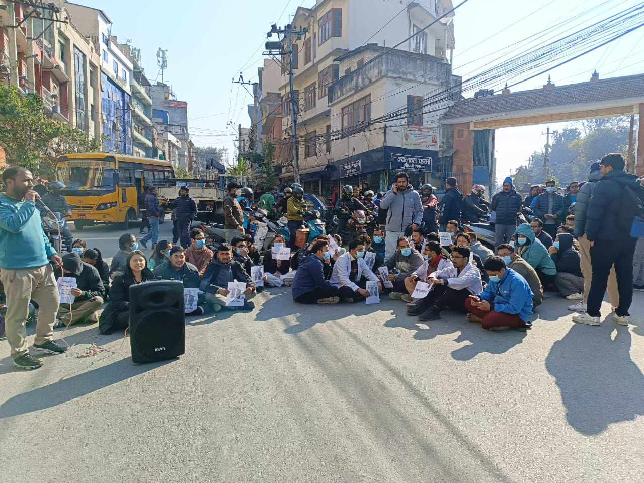 केएमसी अस्पतालका चिकित्सक र सुरक्षाकर्मीबीच झडप,आन्दोलनरत चिकित्सक सडकमा