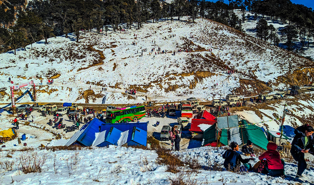 पातीहाल्नेमा हिउँ खेल्नेको भीड