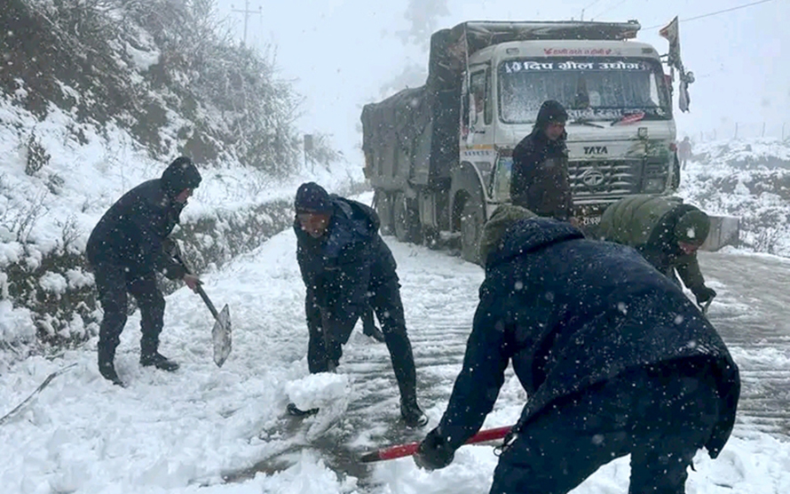 हिमपातले मध्यपहाडी लोकमार्ग अवरुद्ध