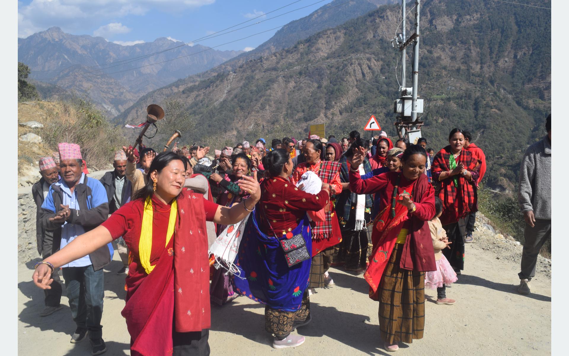 भिरमा सात किलोमिटर सडक ग्राभेल, ढलान भएपछि स्थानीयले मनाए नाचगान गरेर खुसीयाली