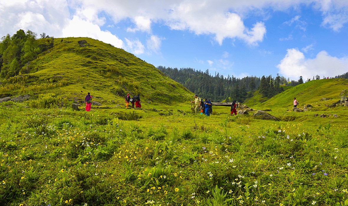 खप्तड भ्रमण गर्ने पर्यटककाे संख्या थपिँदै