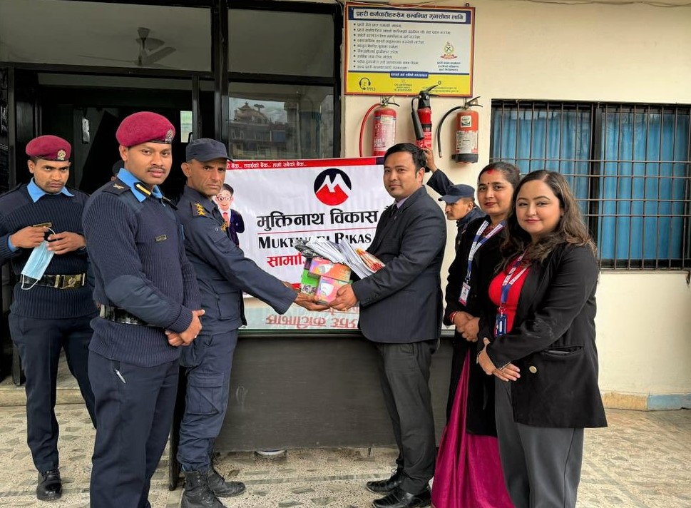 मुक्तिनाथ विकास बैंकद्वारा नेपाल प्रहरी प्रभाग बलम्बुलाई सिसी क्यामेरा प्रदान