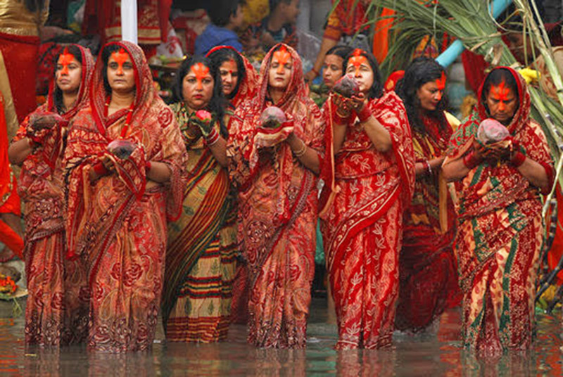 छठ पर्वः आज साँझ अस्ताउँदो सूर्यलाई पूजाआराधना गरी अर्घ दिइँदै