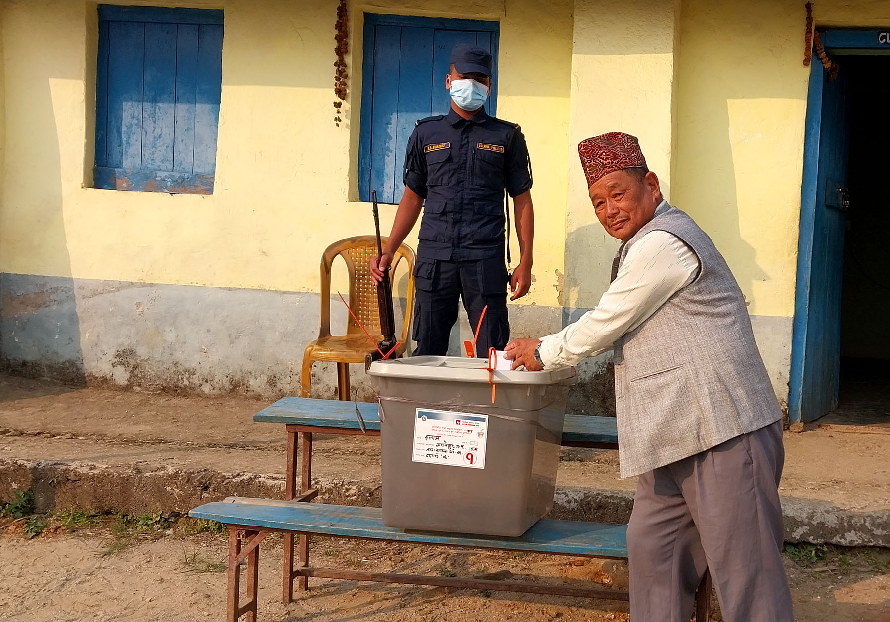 बझाङमा मतदान सुरु, मतदाता लामबद्ध