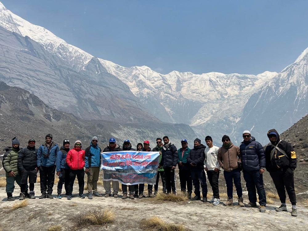 म्याग्दी स्थानीय तहका प्रमुख र सुरक्षा अधिकारी अन्नपूर्ण आधार शिविरमा