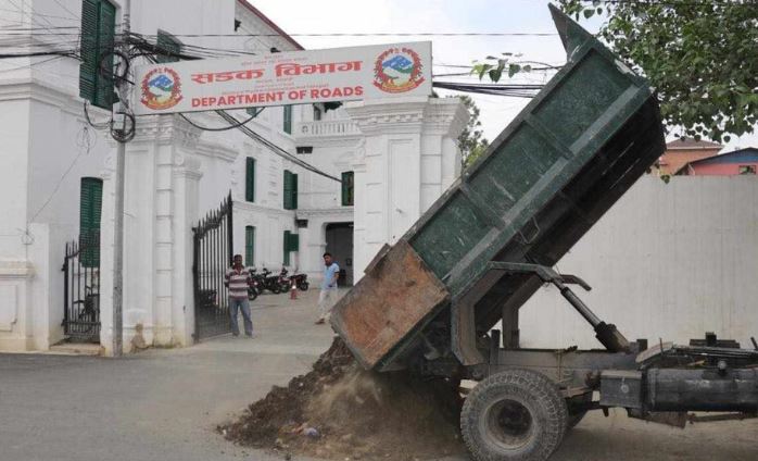 सडक विभाग र डिभिजन सडक कार्यालयको गेटमा काठमाडौं महानगरले थुपार्यो धुलो