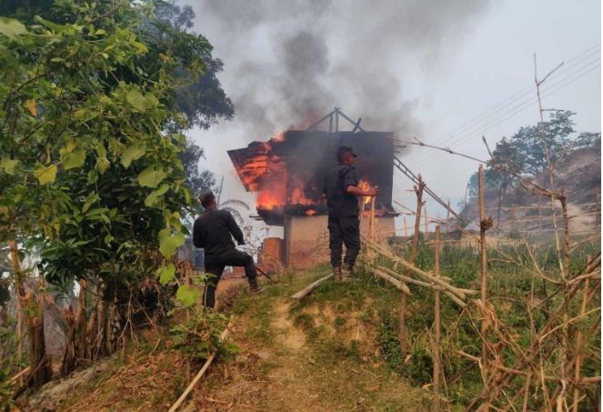 सोलुखुम्बुमा डढेलोले दश घर जले, दर्जनौँ पशुचौपाया हताहत