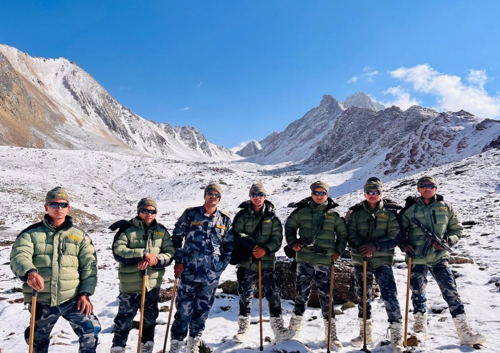 सुरक्षा अधिकारीद्वारा चीनसँगको सीमा क्षेत्रको निरीक्षण