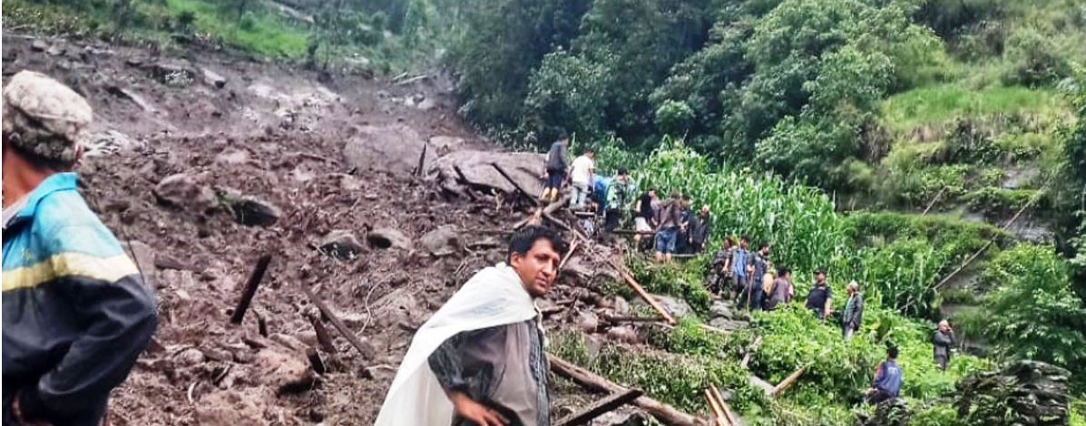 ताप्लेजुङ पहिरो अपडेटः घाइते बुबा छोरीको उद्धार