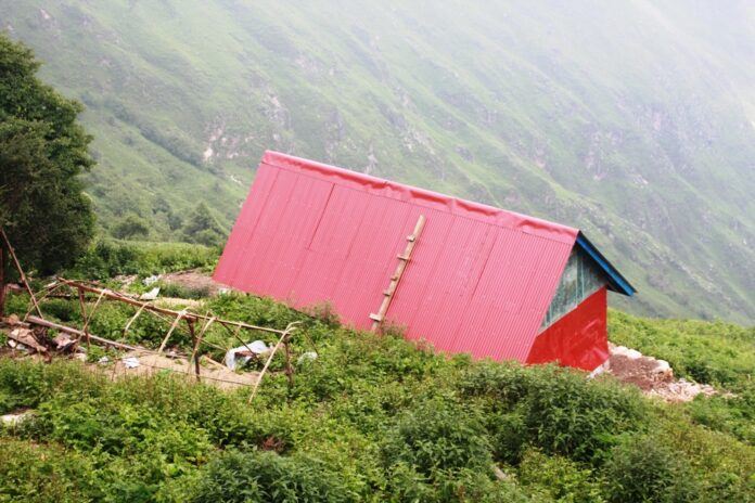 मुन्द्रा चढाउने डाँडामा आश्रयस्थल निर्माण