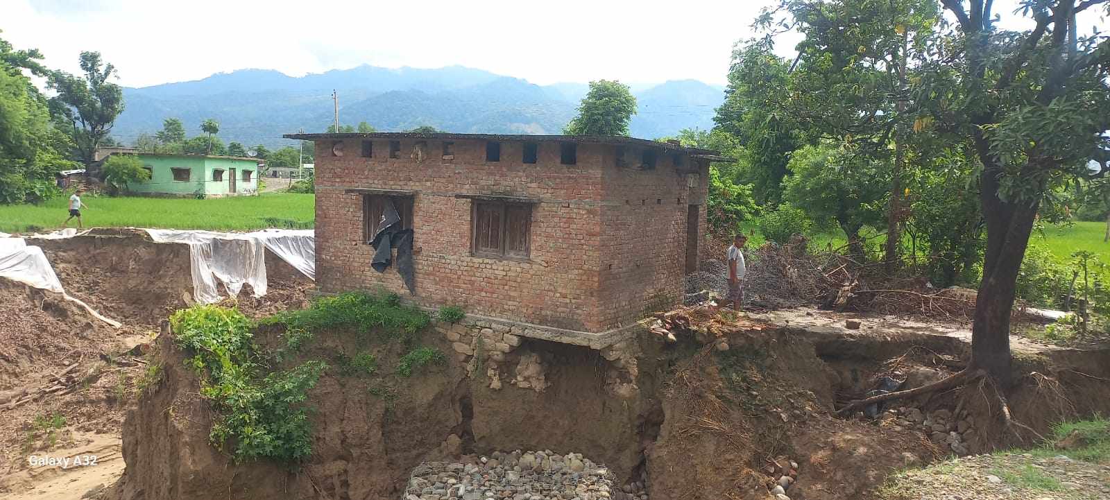 बाढीले दर्जन घर कटानको जोखिममा