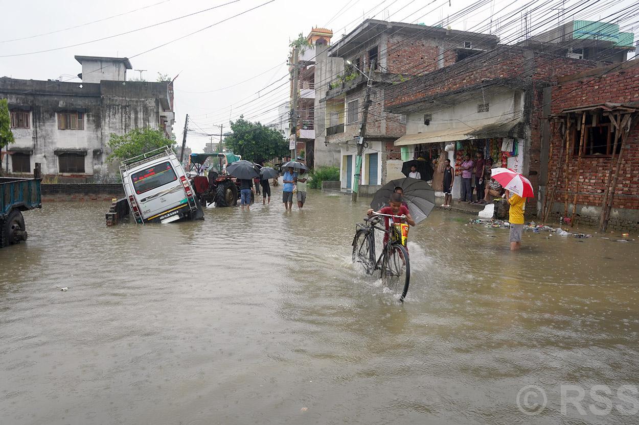 वर्षासँगै देशका विभिन्न ठाउँमा सडक अवरुद्ध, तराईमा डुबान