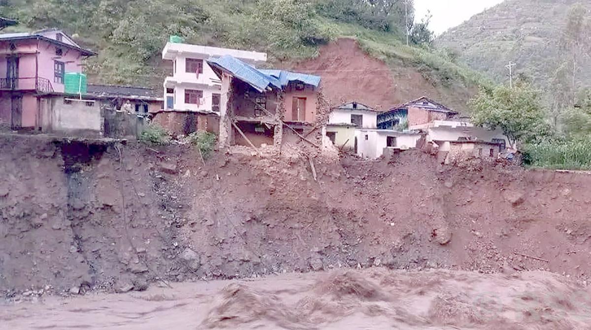 आठबीसकोट बाढी अपडेट : पुरिएका तीन बालिकाको शव निकालियो, बेपत्ता एकको खोजी जारी