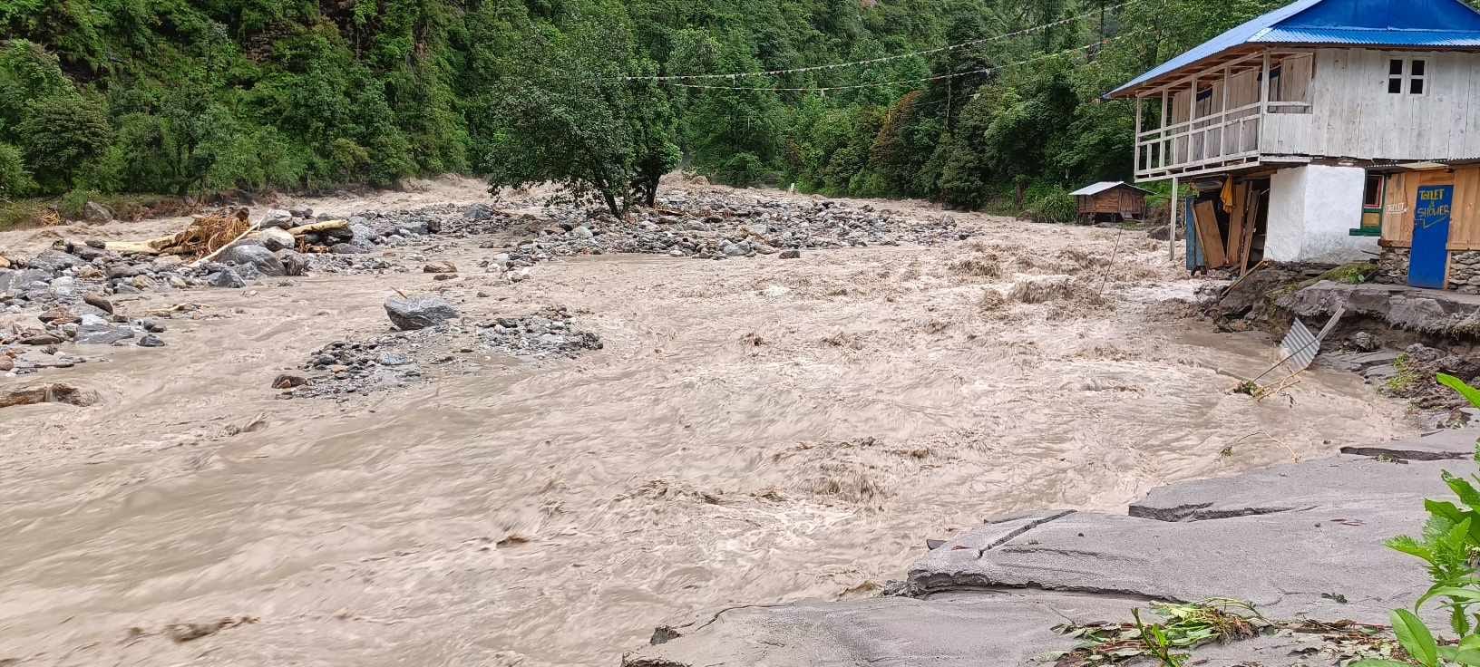 दोलखामा बाढीः तीन घर बगे, एकजना बेपत्ता