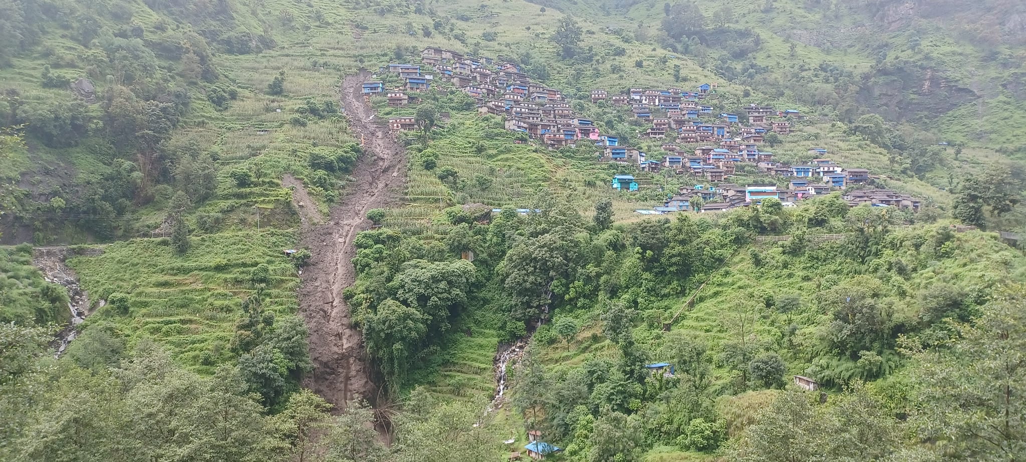 पहिरोमा चार घर, सामुदायिक भवन र गोठ पुरिए