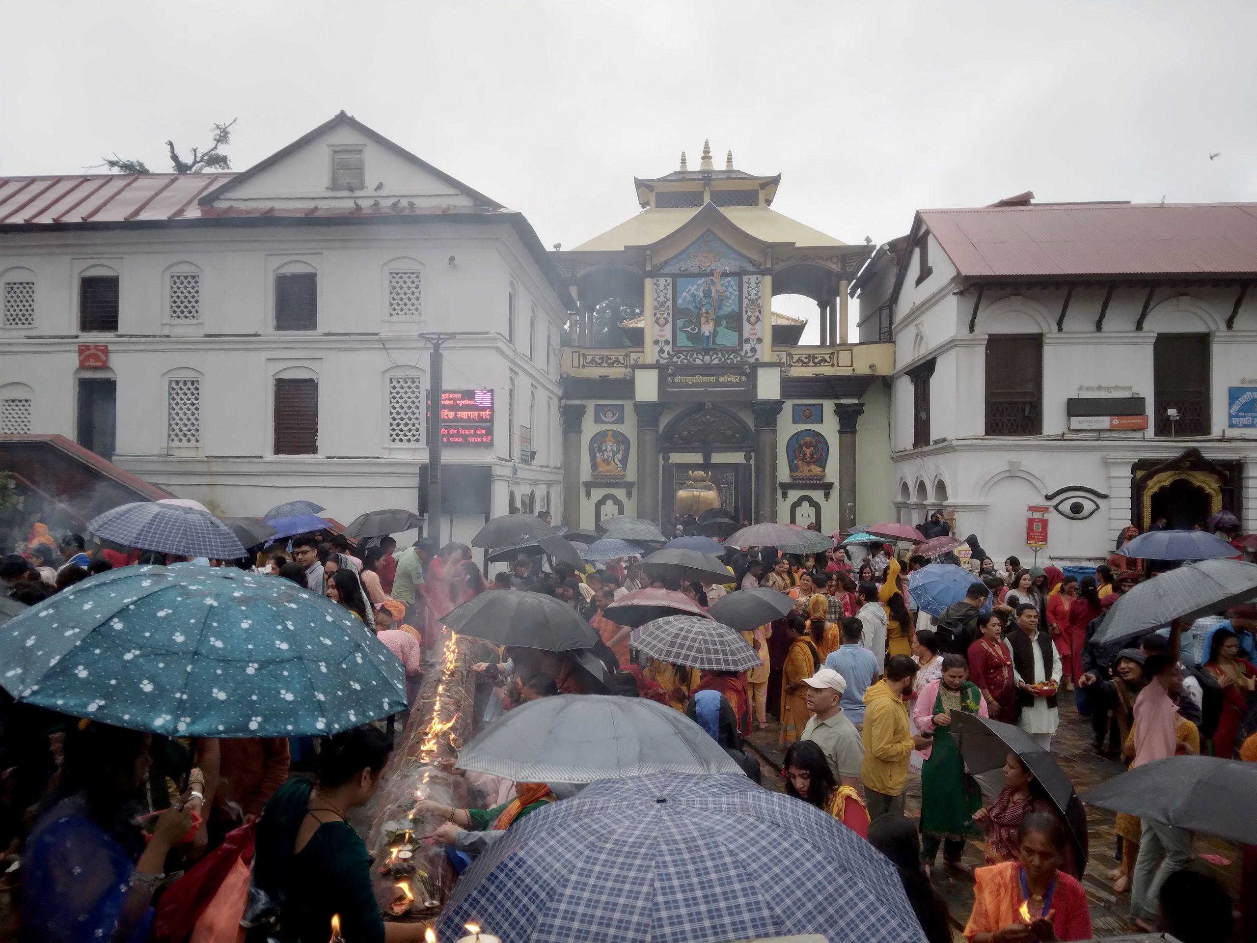 साउनको अन्तिम सोमबारः पशुपतिनाथसहित देशभरका शिवालयमा भक्तजनको घुइँचो