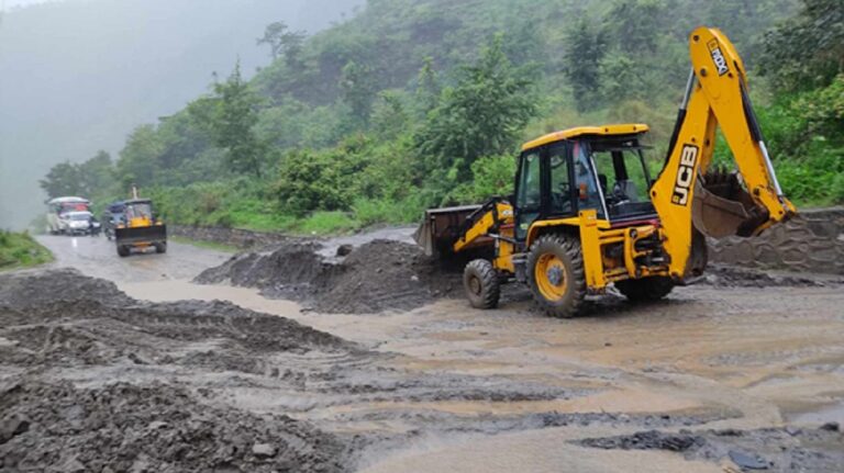 वर्षाका कारण बिपी र अरनिको राजमार्ग एकतर्फी सञ्चालनमा