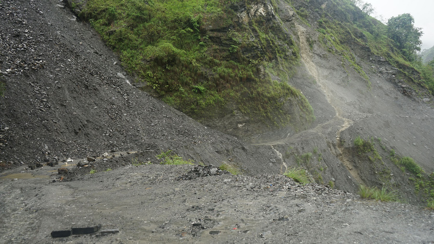 मङ्गलबारदेखि खसेको पहिरो रोकिएन, मध्यपहाडी लोकमार्ग अवरुद्ध