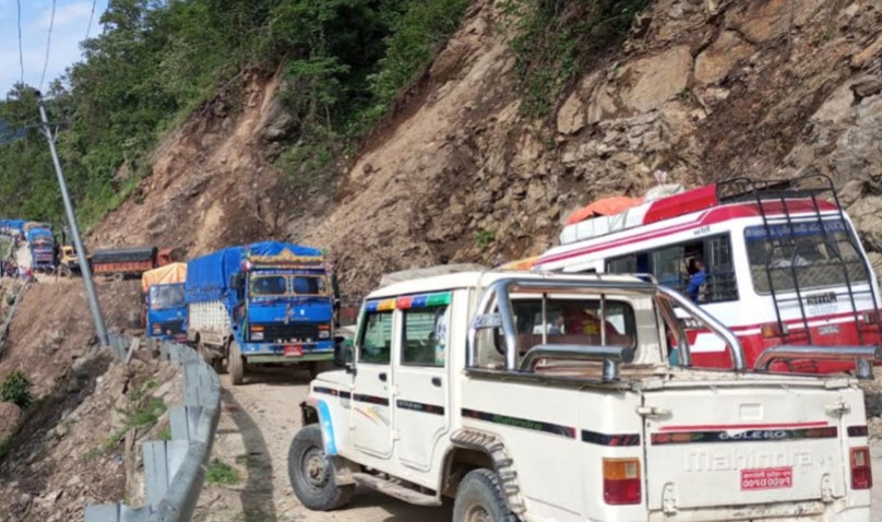 कर्णाली राजमार्ग एकतर्फी खुल्यो