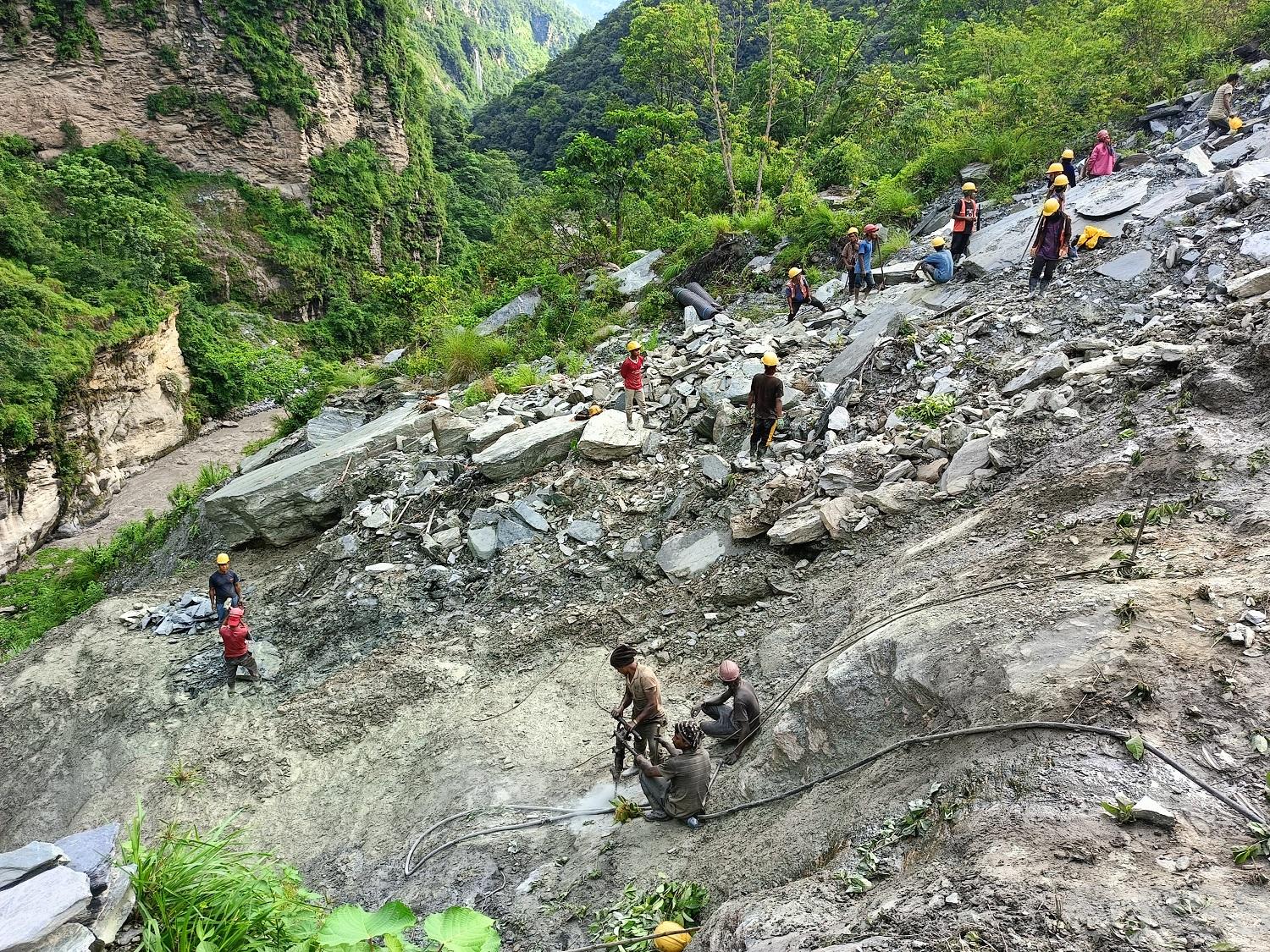 बैसरीको भिरमा पहिरो रोकथाम गर्न ‘रक एङ्करिङ’