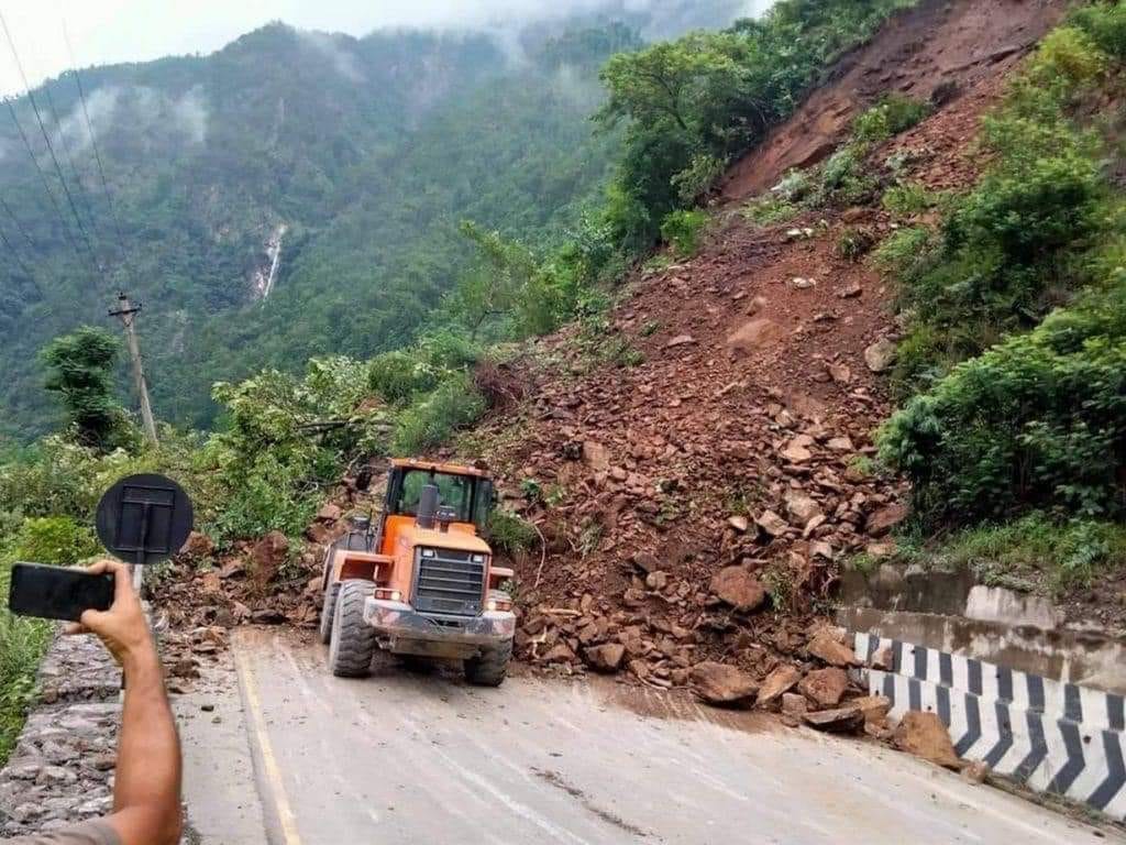 पहिरोले कान्ति लोकपथ अवरुद्ध