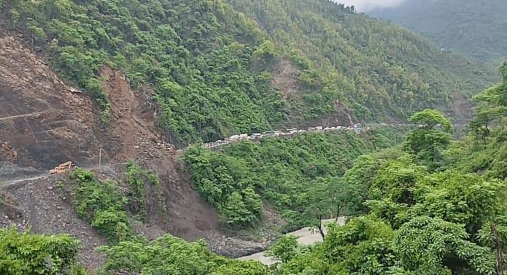 पहिरोमा परी त्रिशूलीमा दुईवटा बस खस्यो, ६३ जना यात्रु बेपत्ता