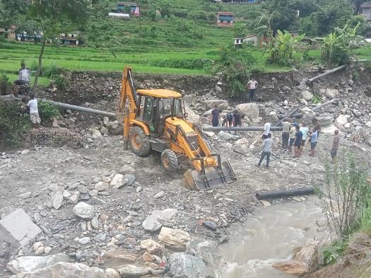 खोलाले पाइप बगाएपछि बागलुङ बजारमा खानेपानी अभाव