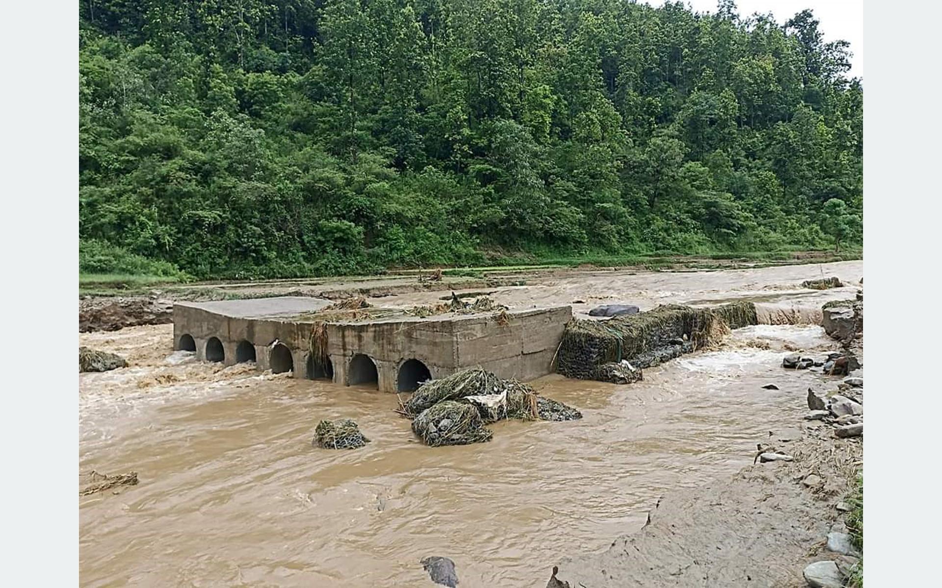 पुलमा बाढीले क्षति, गोरखा-आरुघाट सडक अवरुद्ध