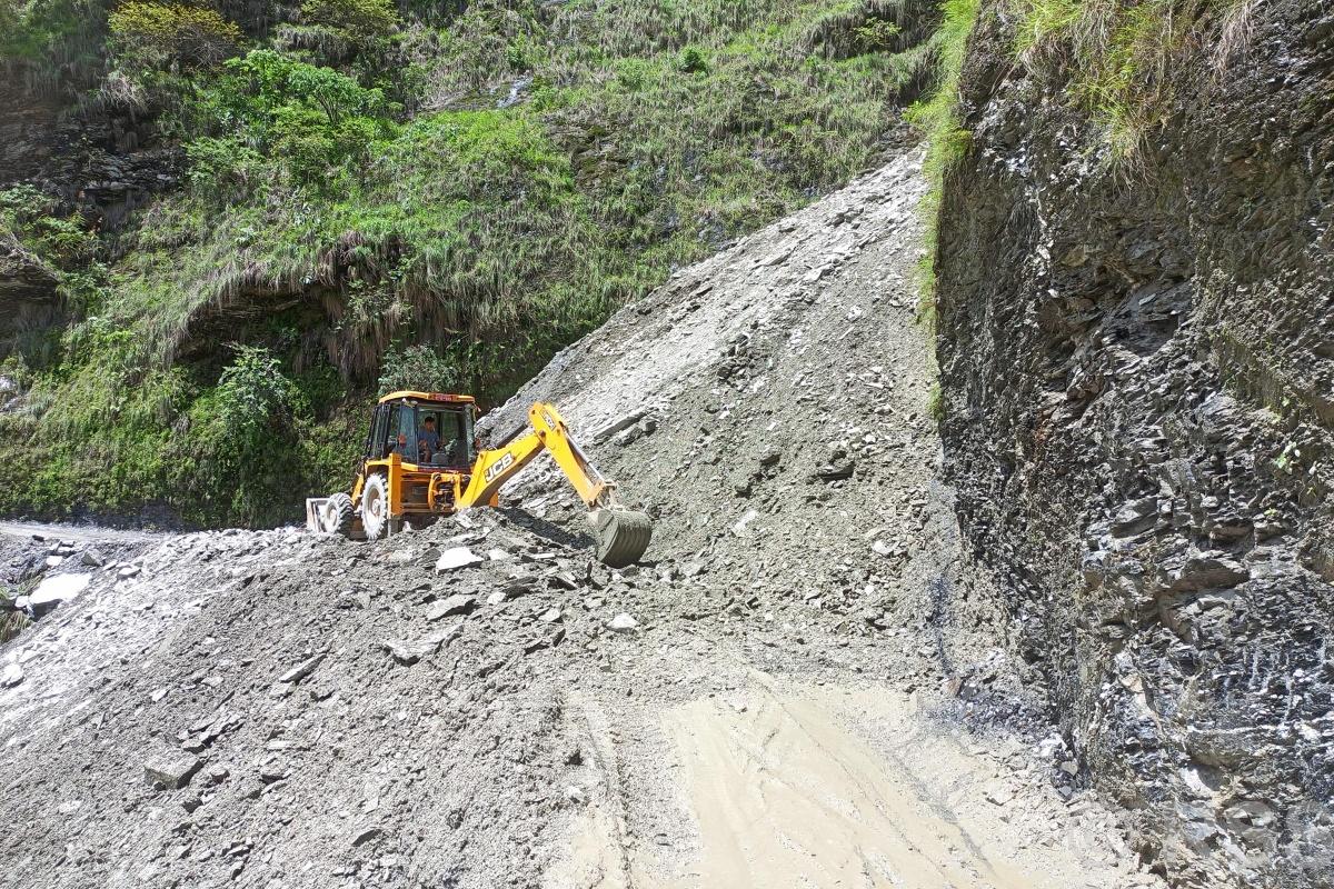 पहिरोले अवरूद्ध नागढुंगा सडक एकतर्फी खुल्यो