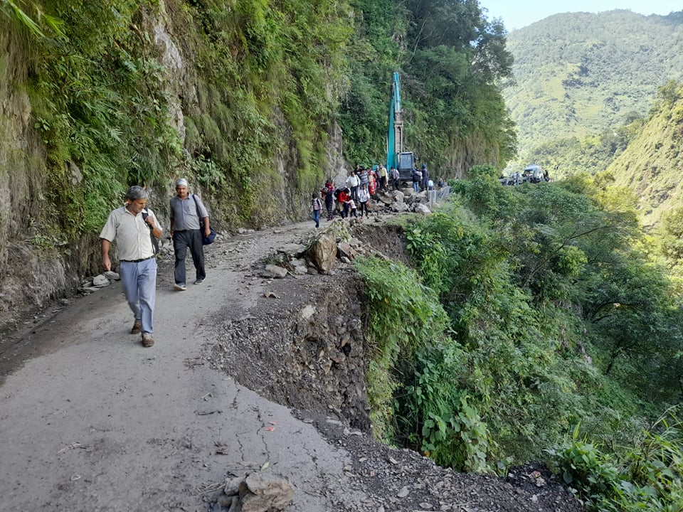 बाढीपहिरोबाट देशभर १ सय ३२ सडक प्रभावित