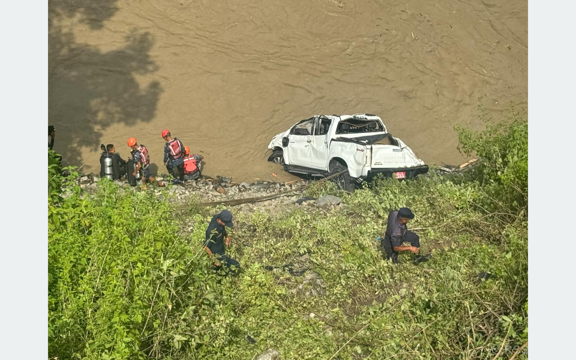 सुनकोसीमा खसेको गाडी भेटियो, बेपत्ता तीन जनाको खोजी जारी