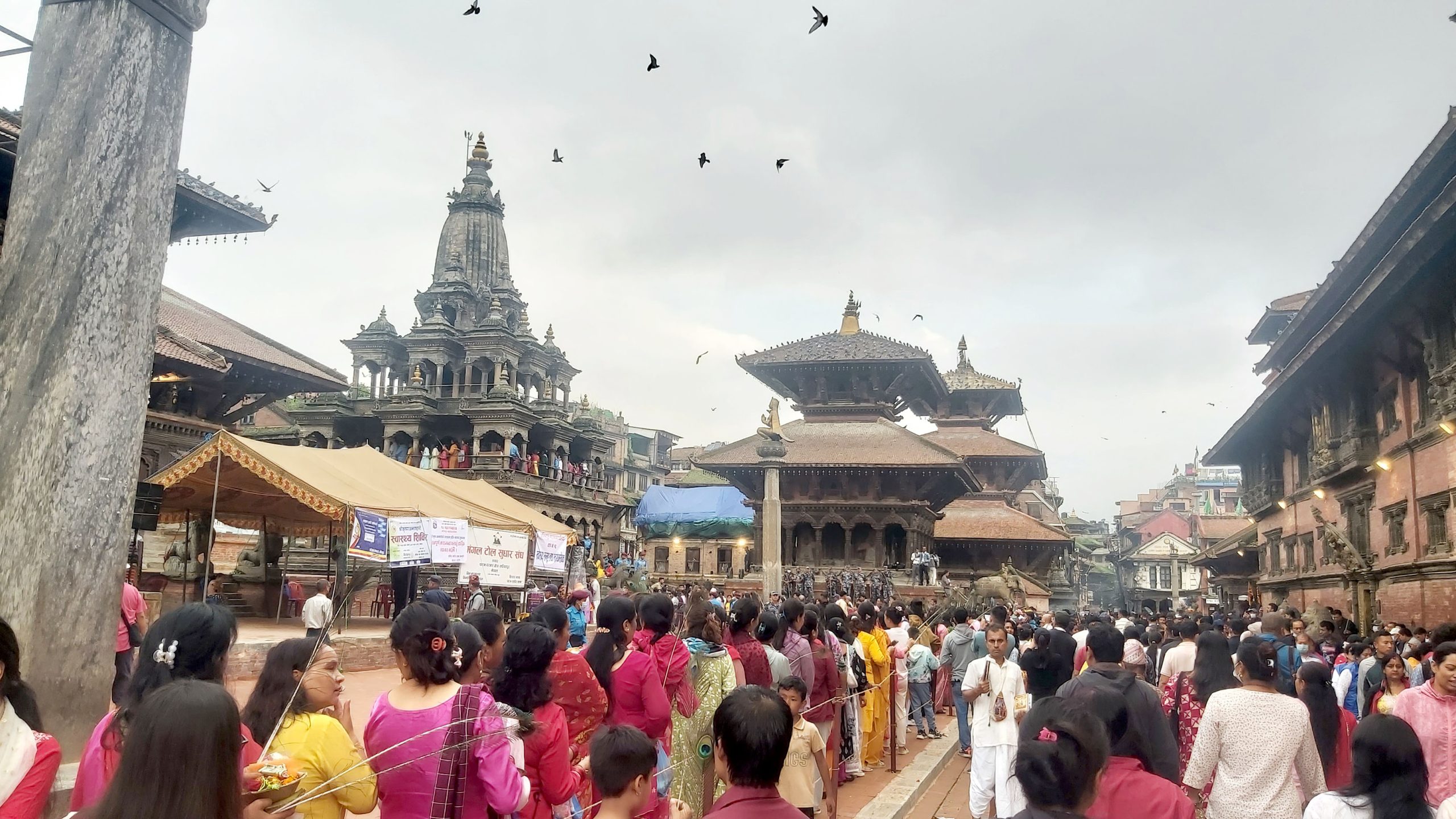 पाटनस्थित कृष्ण मन्दिरमा दर्शनार्थीको घुइँचो (फोटो फिचर)