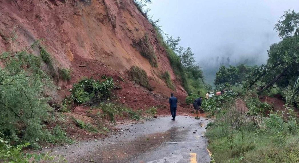 अरनिको र हेलम्बु राजमार्ग अवरुद्ध