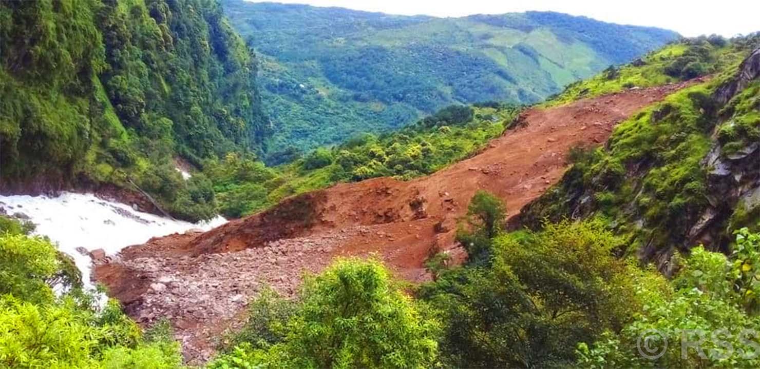 ताप्लेजुङमा पहिराले दुई घर बगायो