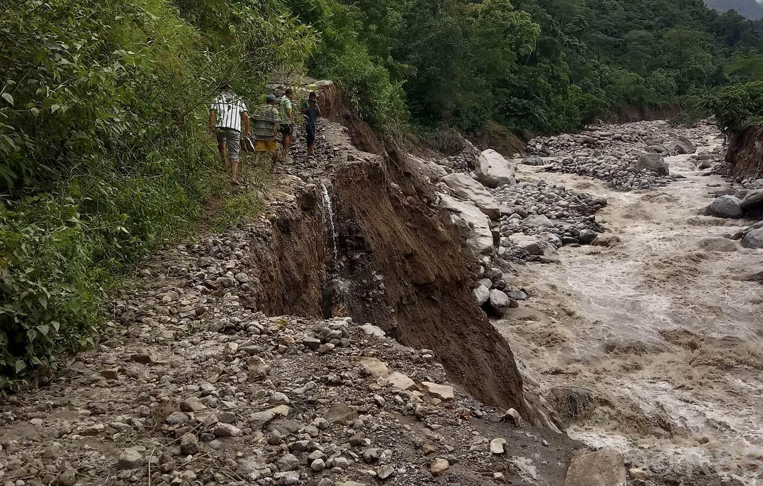 अविरल वर्षापछि पहिरो आउँदा कर्णाली राजमार्ग अवरुद्ध