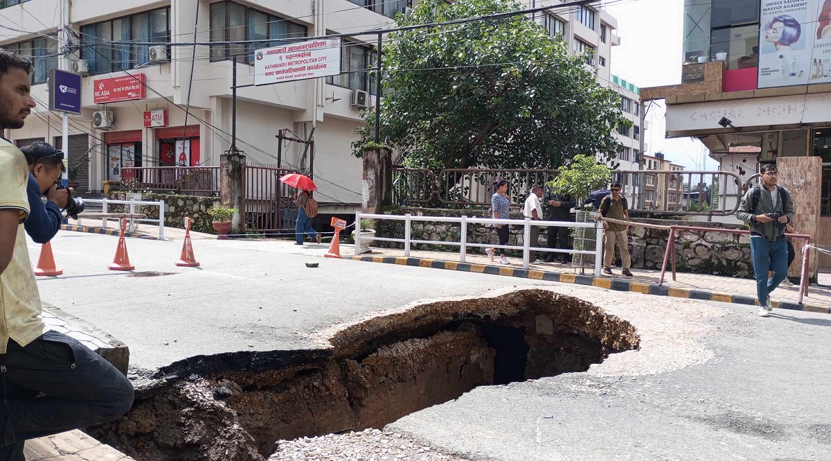 काठमाडौं महानगर अगाडिको सडक भासियो, यातायात अवरुद्ध