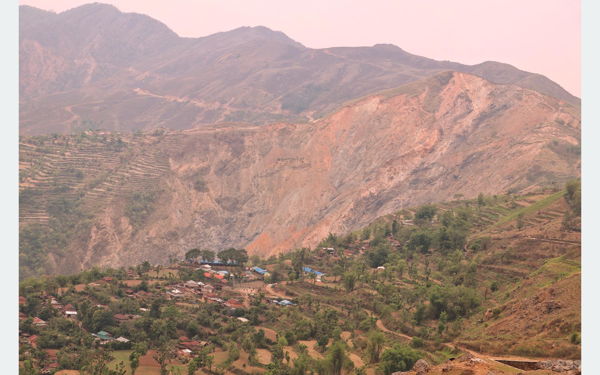 पृथ्वी राजमार्ग बिहानै देखि अवरुद्ध