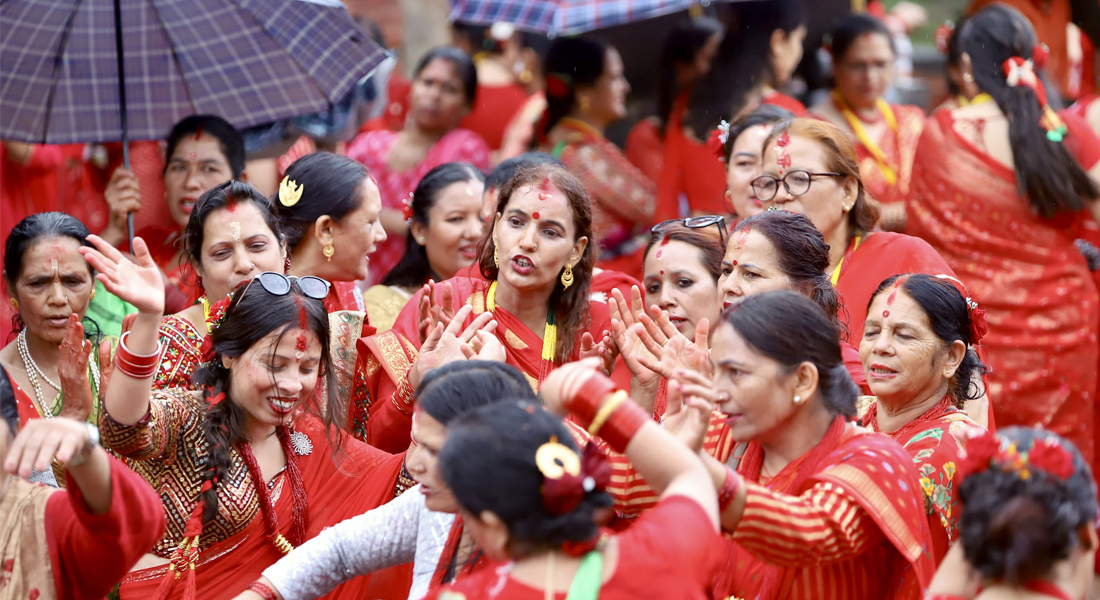 हरितालिका तीजका अवसरमा देशभरका शिवालयमा भक्तजनको भीड (फोटो फिचर)