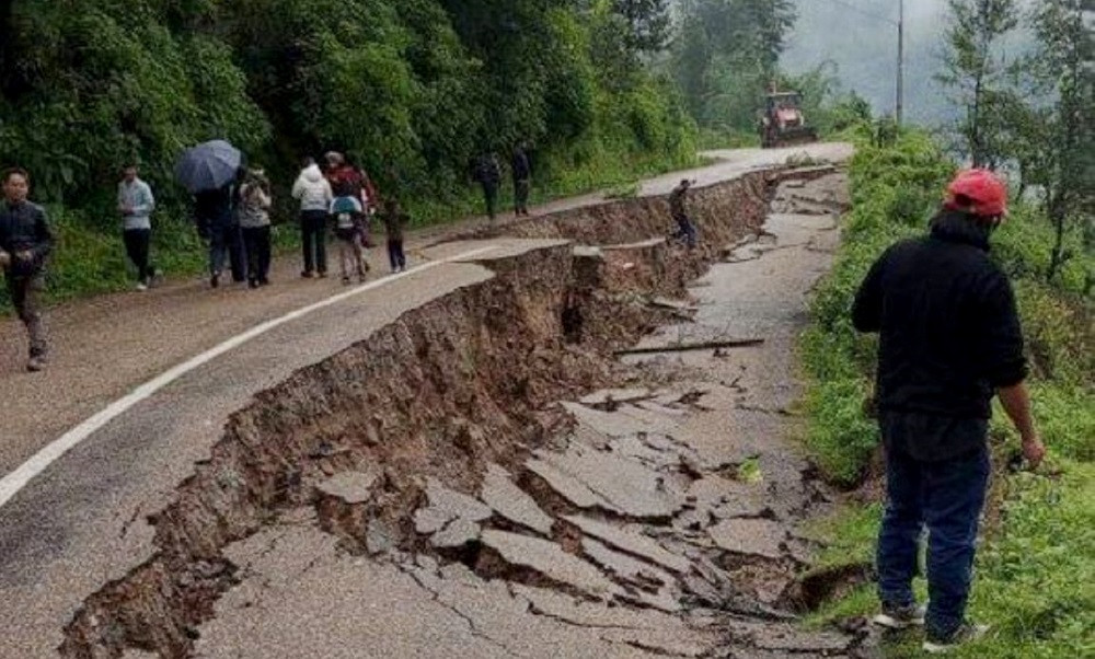 बाढी पहिरोले विभिन्न राजमार्गका १७ सडकखण्ड अझै अवरुद्ध