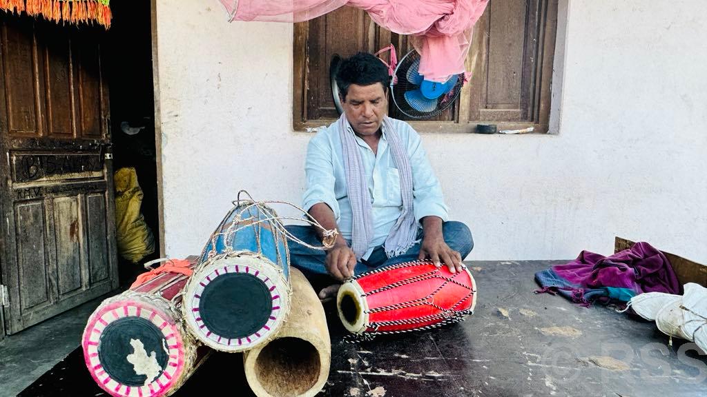 मादल बनाउने पेसा सङ्कटमा, परम्परागत संस्कृतिमा मौलिकता हराउँदै